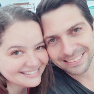 Ámbar Díaz Instagram - Feliz aniversario, mi amor❤️gracias por siempre hacer mi vida más feliz...por ese amor que es profundamente adulto, genuino, de equipo, de planes, detalles, expectativas, respeto, apoyo, paciencia, complicidad, carácter, contar el uno con el otro, caerse, levantarse, hacerse cargo de los errores, aceptarse, admirarse, amarnos como somos, reír y llorar juntos, negociar, discutir, contentarse y ser reales, honestos, leales...ha sido hermoso encontrarte sin buscarte.Te amo JL 🍷🥃🎉
