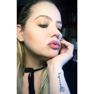 Ámbar Díaz Instagram - Ambidiestro

Vivir soñando 
Vivir despierto 
¿Un mismo grado de dominio?
¿Soltar o retener?
El misterio de la innecesaria simetría 
Mejor vivir en asimetría, en sintonía con la conciencia e independientes 
La magia o el infierno de lo bilateral 
El querer abarcarlo todo 
El mirarse al espejo con la fascinación de lo enigmático en esa imagen duplicada 
La dualidad de la naturaleza humana 
El placer y lo amargo son ambidiestros de la vida 
Amar y hacerse daño 
Permanecer aún sabiéndonos con alas 
Seguir ídolos desfigurados de transparencia en medio de la realidad y lo devaluado 
Ser un desastre de complicidad y mirarse las manías en medio de las risas 
Las promesas incumplidas y la lealtad 
Lo medieval de las cuentas pendientes y el renacimiento aunado a los nuevos comienzos 
Ambidiestro el pretender amar mostrando lo peor de nosotros 
El hambre de vivir y el miedo de volar sobre el abismo 
La ansiedad en cámara lenta 
El comer sin hambre
La fruta amarga 
El reloj detenido 
La flor arrancada
El cuaderno sin líneas 
La salvadera sin arena 
Las ganas sin ti 
El eclipse sin cielo 
La Fe paliativa
El beso con prisa
El truco de magia expuesto 
Tragarse la náusea 
Contar dinero ajeno 
El recuerdo sin foto 
Perdonar odiando 
Reírse llorando 
Correr sin aliento 
Vivir muriendo 
Despertar cansado 
Sudar mojado 
La fiebre emocional 
El lienzo sin pinceles 
El espejo vacío 
La vikinga sin escudo 
El Lobo sin colmillos
Ser sin Estar 
Lo prosaico y lo sublime.
#letrasdeambar 
🦋