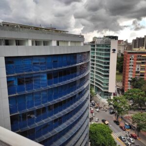 Ámbar Díaz Instagram - Caracas 

Mi ciudad gótica 
Burbujas que no logras pinchar 
Sublime y agresiva 
Antítesis pura y constante
Cebolla caramelizada, Chardonnay y queso azul
Sobras de la basura 
El desvelo de la ansiedad 
El alivio de la salud 
Olor a humedad 
Almizcle, madera y canela 
El resorte del colchón en la espalda 
Un almohadón de plumas con olor a jazmín 
El único par de zapatos desgastados
Los Carolina Herrera de la escort 
El insomnio de la deuda 
Una mañana de huevos benedictinos, tostadas y salmón 
Un café sin azúcar desde el sabor metálico de un peltre gastado 
La despedida en el aeropuerto de un ciudadano que lo dió todo 
El que va llegando de vacaciones 
La gotera, el moho y el resumido producto de la humedad de la lluvia 
Un té negro de menta, medias y suéter de algodón viendo la lluvia caer 
El abrazo fingido 
La sonrisa constante 
Una lágrima 
Un beso profundo 
Las caretas gastadas 
La honestidad y la transparencia 
El grifo sin agua y el sócate sin luz 
La normalidad 
Caracas a veces se parece a un matrimonio gastado que va a terapia y otras veces a una pareja recibiendo el año con los pies en la playa
Caracas maravillosa, sublime, épica, rebelde y despeinada, con esa energía oscura y un brillo que no se apaga...peligrosa e impredecible como el Caballo de Troya
Tan mía y tan de nadie
Un recuerdo o una realidad...
¿Qué es para tí Caracas? 
Felices 454 años. 
#letrasdeambar 🦋