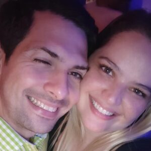 Ámbar Díaz Instagram - Feliz aniversario, mi amor❤️gracias por siempre hacer mi vida más feliz...por ese amor que es profundamente adulto, genuino, de equipo, de planes, detalles, expectativas, respeto, apoyo, paciencia, complicidad, carácter, contar el uno con el otro, caerse, levantarse, hacerse cargo de los errores, aceptarse, admirarse, amarnos como somos, reír y llorar juntos, negociar, discutir, contentarse y ser reales, honestos, leales...ha sido hermoso encontrarte sin buscarte.Te amo JL 🍷🥃🎉