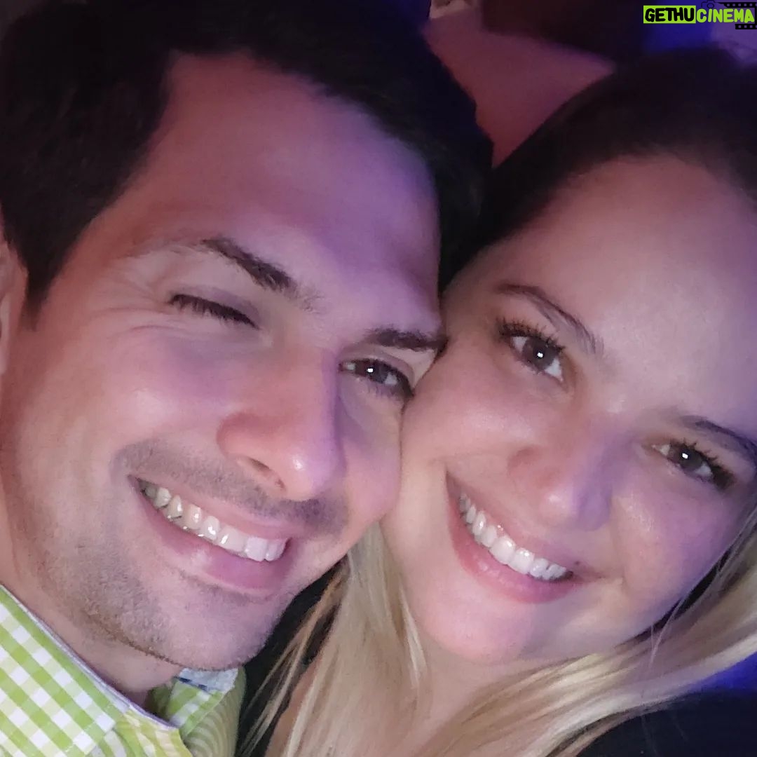 Ámbar Díaz - 4.7K Likes - Feliz aniversario, mi amor❤️gracias por siempre hacer mi vida más feliz...por ese amor que es profundamente adulto, genuino, de equipo, de planes, detalles, expectativas, respeto, apoyo, paciencia, complicidad, carácter, contar el uno con el otro, caerse, levantarse, hacerse cargo de los errores, aceptarse, admirarse, amarnos como somos, reír y llorar juntos, negociar, discutir, contentarse y ser reales, honestos, leales...ha sido hermoso encontrarte sin buscarte.Te amo JL 🍷🥃🎉