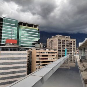 Ámbar Díaz Instagram - Caracas 

Mi ciudad gótica 
Burbujas que no logras pinchar 
Sublime y agresiva 
Antítesis pura y constante
Cebolla caramelizada, Chardonnay y queso azul
Sobras de la basura 
El desvelo de la ansiedad 
El alivio de la salud 
Olor a humedad 
Almizcle, madera y canela 
El resorte del colchón en la espalda 
Un almohadón de plumas con olor a jazmín 
El único par de zapatos desgastados
Los Carolina Herrera de la escort 
El insomnio de la deuda 
Una mañana de huevos benedictinos, tostadas y salmón 
Un café sin azúcar desde el sabor metálico de un peltre gastado 
La despedida en el aeropuerto de un ciudadano que lo dió todo 
El que va llegando de vacaciones 
La gotera, el moho y el resumido producto de la humedad de la lluvia 
Un té negro de menta, medias y suéter de algodón viendo la lluvia caer 
El abrazo fingido 
La sonrisa constante 
Una lágrima 
Un beso profundo 
Las caretas gastadas 
La honestidad y la transparencia 
El grifo sin agua y el sócate sin luz 
La normalidad 
Caracas a veces se parece a un matrimonio gastado que va a terapia y otras veces a una pareja recibiendo el año con los pies en la playa
Caracas maravillosa, sublime, épica, rebelde y despeinada, con esa energía oscura y un brillo que no se apaga...peligrosa e impredecible como el Caballo de Troya
Tan mía y tan de nadie
Un recuerdo o una realidad...
¿Qué es para tí Caracas? 
Felices 454 años. 
#letrasdeambar 🦋