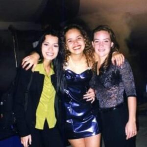 Ámbar Díaz Instagram - Tú también tienes una amiga que guarda contigo recuerdos increíbles y muchas veces indecibles de esos momentos en que los rollos se velaban, las cámaras faltaban y la gente acumulaba vida sin comprar espacio en el iCloud 
Con una de ellas comparto este post para recordarte que le escribas a esa amiga , que la vida pasa rápido y que sería bonito darle las gracias por los secretos guardados, las risas vividas, la historia, el llanto, el cuento y el rollo ; 
algunas relaciones no tendrán un final feliz como en las telenovelas 
jamás podré asegurarles que Salomón y Gloria seguirían juntos todavía 
Pero aquí 
Gloria y  Petunia 
dicen presente 
Casi 22 años después
(Seguimos siendo las muñecas podridas 
Como las de la última foto 💥)
Dedícale este post a esa amiga que sabe….
#cosasdejeva