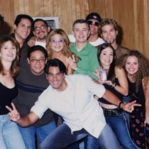 Ámbar Díaz Instagram - Tú también tienes una amiga que guarda contigo recuerdos increíbles y muchas veces indecibles de esos momentos en que los rollos se velaban, las cámaras faltaban y la gente acumulaba vida sin comprar espacio en el iCloud 
Con una de ellas comparto este post para recordarte que le escribas a esa amiga , que la vida pasa rápido y que sería bonito darle las gracias por los secretos guardados, las risas vividas, la historia, el llanto, el cuento y el rollo ; 
algunas relaciones no tendrán un final feliz como en las telenovelas 
jamás podré asegurarles que Salomón y Gloria seguirían juntos todavía 
Pero aquí 
Gloria y  Petunia 
dicen presente 
Casi 22 años después
(Seguimos siendo las muñecas podridas 
Como las de la última foto 💥)
Dedícale este post a esa amiga que sabe….
#cosasdejeva