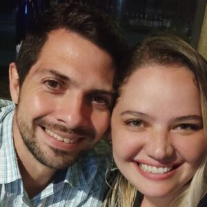 Ámbar Díaz Instagram - Feliz aniversario, mi amor❤️gracias por siempre hacer mi vida más feliz...por ese amor que es profundamente adulto, genuino, de equipo, de planes, detalles, expectativas, respeto, apoyo, paciencia, complicidad, carácter, contar el uno con el otro, caerse, levantarse, hacerse cargo de los errores, aceptarse, admirarse, amarnos como somos, reír y llorar juntos, negociar, discutir, contentarse y ser reales, honestos, leales...ha sido hermoso encontrarte sin buscarte.Te amo JL 🍷🥃🎉