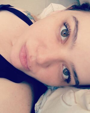 Ámbar Díaz Instagram - Dama

Aquella que más allá de maquillaje, contoneo y tacones, sabe mirar a los ojos como estoico en guerra 
La que sabe hacer sentir estrellas entre sábanas y cuidar que el café tenga canela y la tostada mantequilla
Esa que sostiene y suelta 
Ama profundamente, sabe quedarse si también es bien amada y no duda en abrir puertas cuando no
Es leal a sus valores y principios fuera de su habitación 
Sabe siempre que la palabra debe tener valor 
Dama aquella con la certeza de lo que tiene dentro de su alma, mente y corazón 
La que ríe como niña y muestra templanza de carácter cuando es necesario
Esa amazona con cicatrices de vida y algunos recuerdos que quisiera amputarse 
Se amansa ante la inocencia y la fragilidad con la mayor de las prudencias 
Dama de día y de noche 
La que de madrugada va descalza y te abraza los temblores o la fiebre 
Aquella que es madre en su corazón por decisión, la que nunca será...la que está por venir 
La dama se hace cargo de lo que le corresponde y observa sigilosa de lejos lo que no tiene remedio 
Nunca calla su voz, pero sabe siempre como hacerla sentir con el mayor de los respetos y en qué momento manifestarla a través de silencios necesarios 
Una verdadera dama es sensual a cualquier edad, porque su sello es su sonrisa propia de la universidad de la vida 
Sus acciones hablan por ella y sabes que trascenderá porque deja huellas profundas, intensas y hermosas en todos los que la rodean 
Se perfuma cada mañana con toques afables e intensos para salir a triunfar y a fracasar como una verdadera humana, demasiado humana. 
¿Cuál es la dama de tu vida?
#letrasdeambar 🦋