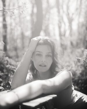 Amber Anderson Instagram - In some beautiful cow parsley with beautiful @alex_cameron 🌿