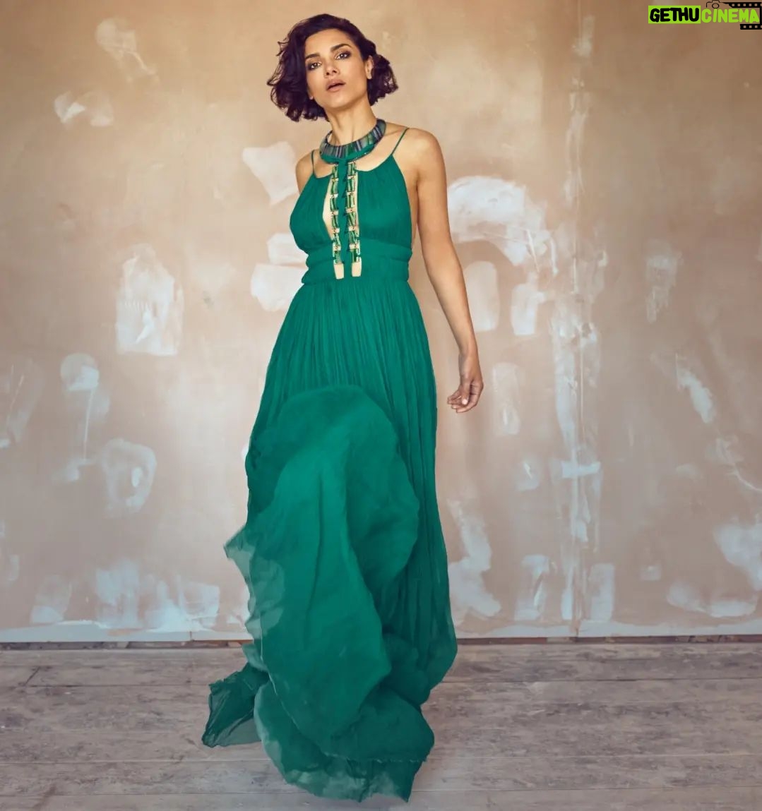Amber Rose Revah Instagram - I know what you're thinking. Those walls are brilliantly plastered . @caraheathphotography @albertaferretti @dolcegabbana