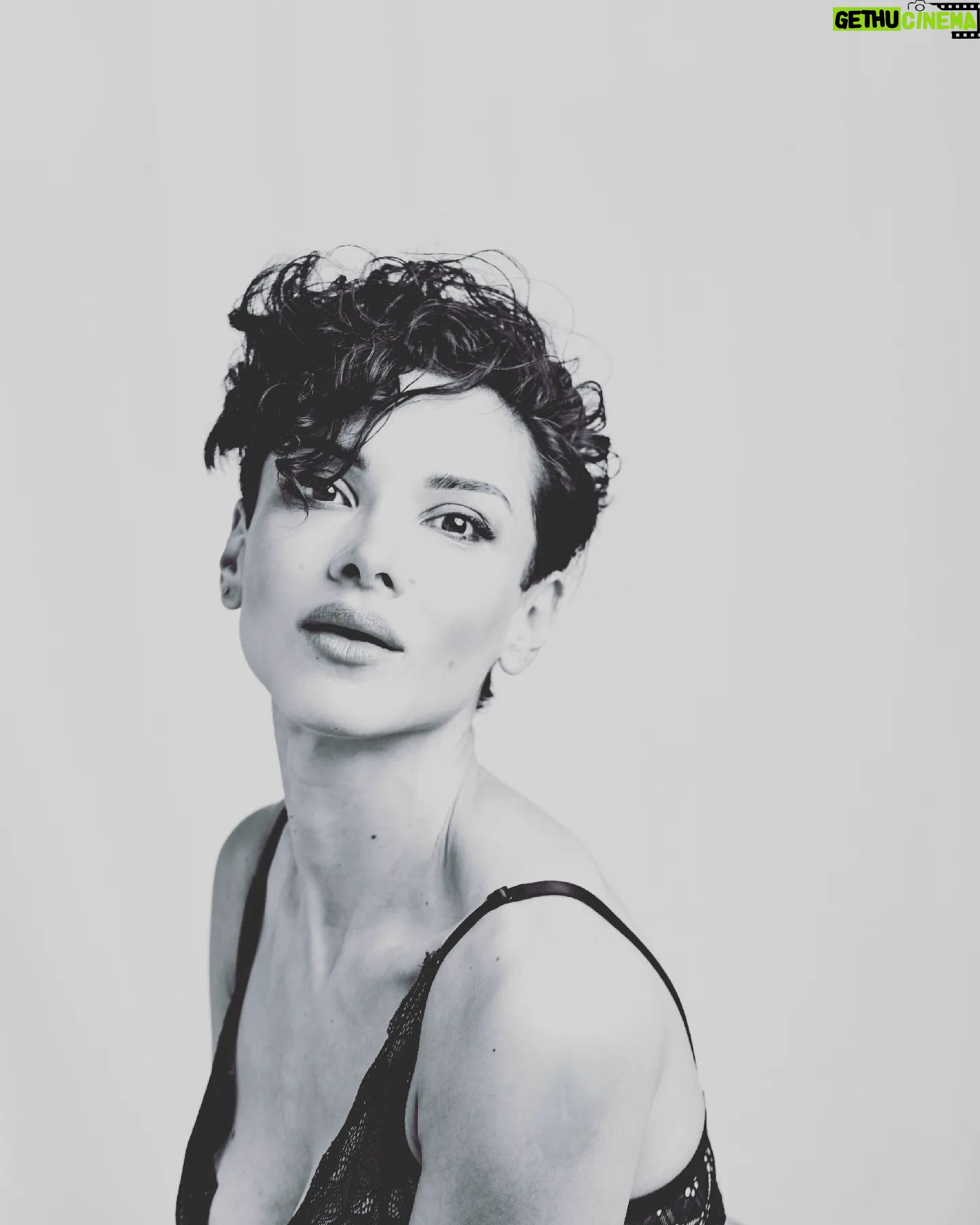 Amber Rose Revah Instagram - Happy Friday ! Photo @caraheath