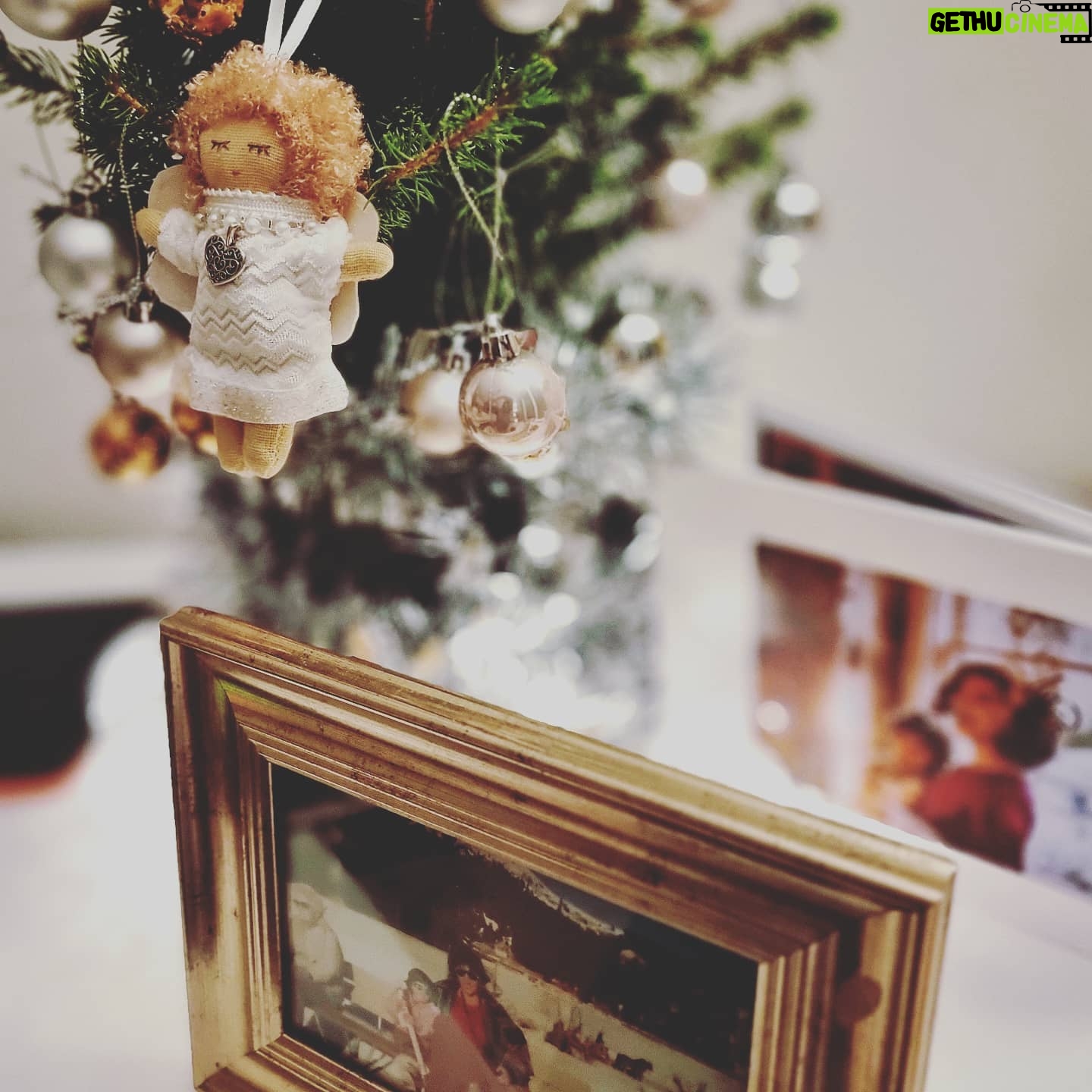 Amber Rose Revah Instagram - Thank you @jrevahski and @fsjverbier for the most brilliant angel for our tree. Our mama. The best. Wishing all a peaceful and healthy New year with lots with hugs for the people you love! โค๐งก๐
