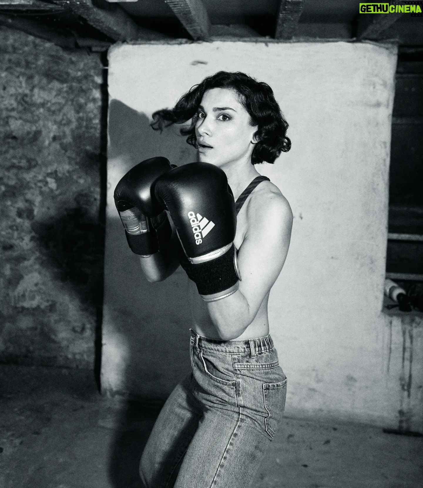 Amber Rose Revah Instagram - Had a great chat with @syfy about channelling my inner Bruce Lee for #LastLightPeacock https://www.syfy.com/syfy-wire/last-light-peacock-amber-rose-revah-bond-style-fight-scenes thanks to @pepejelinek @bobusak @adamantium.mma for teaching me new tricks π―π€π Photograph by @caraheath