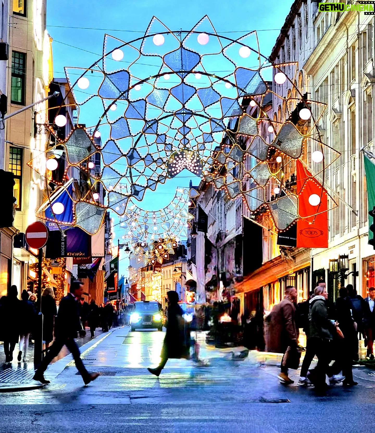 Amber Rose Revah Instagram - New Bond Street - London, as things wrap up for the holidays . Thankful for music and life and dance and art and to all the people that connect and support along the way Happy early New Year all 💫