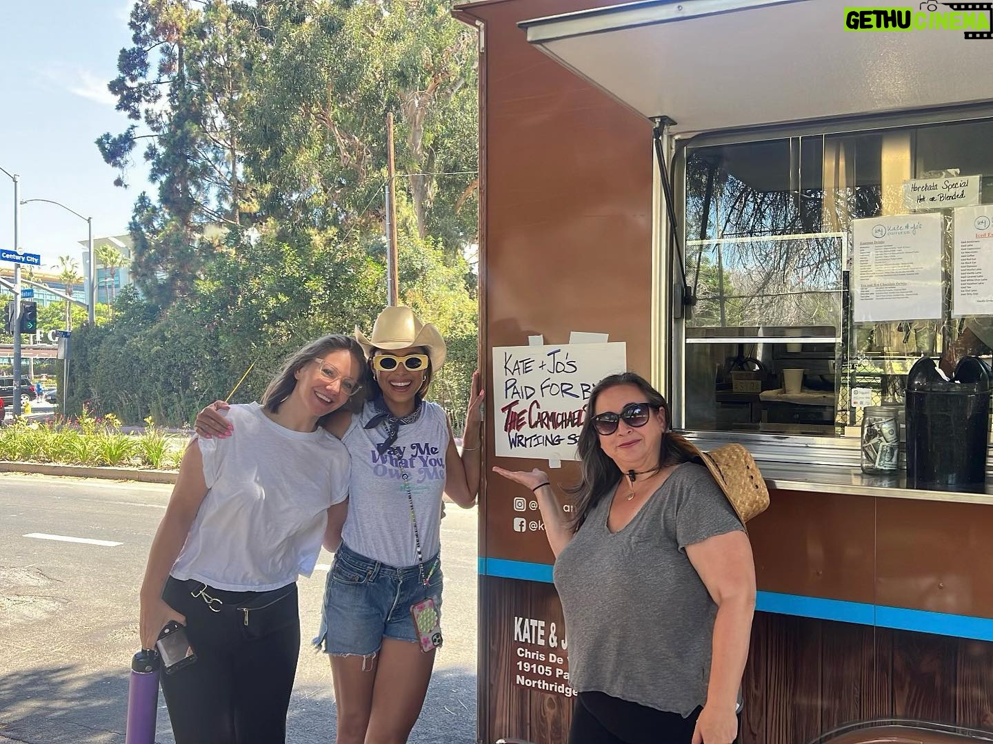Amber Stevens West Instagram - Look, we’re gonna strike but still have a good time. Ok?! So wonderful seeing all these old friends and making new ones. We stand together! ☀️