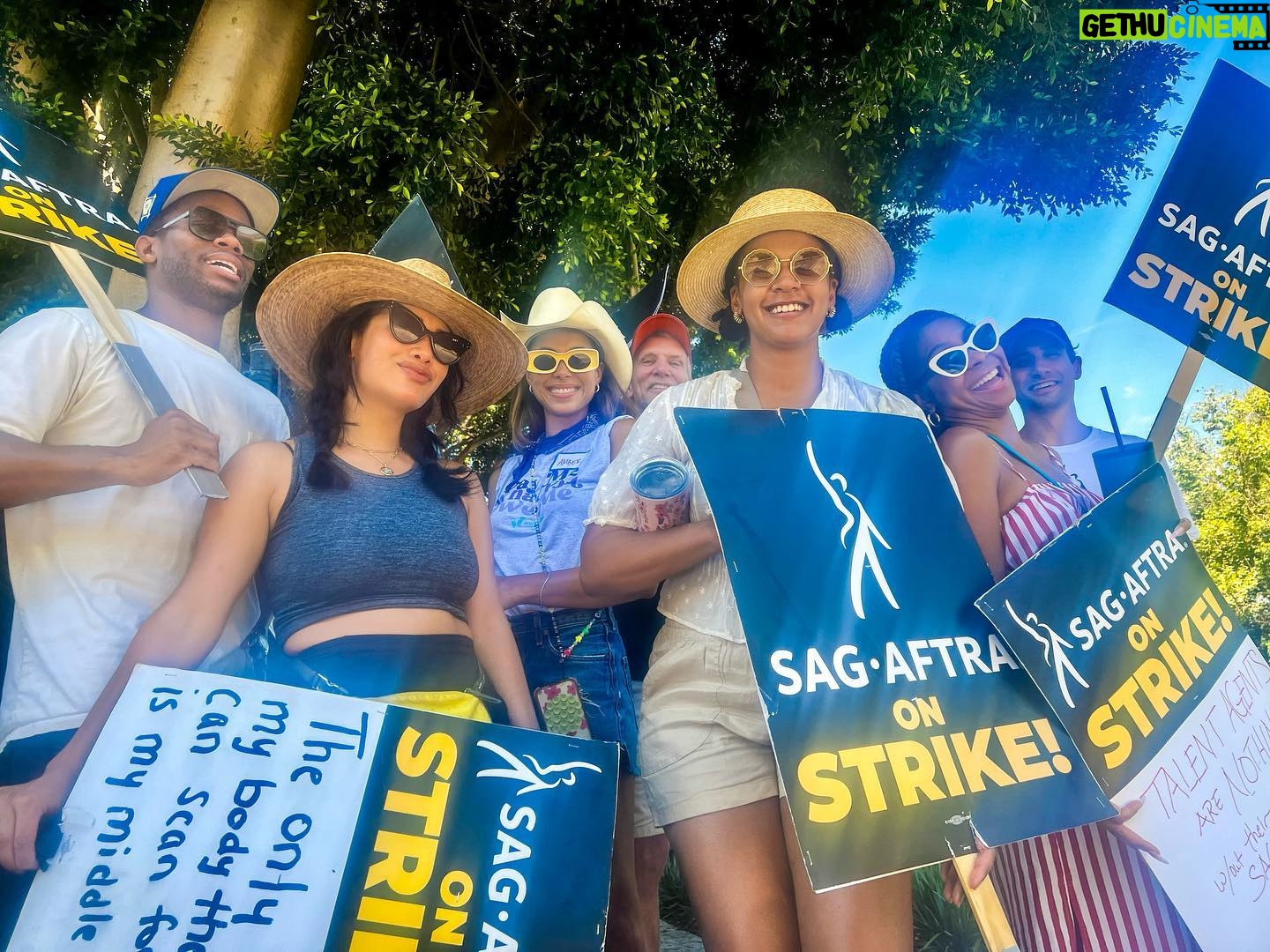 Amber Stevens West Instagram - Look, we’re gonna strike but still have a good time. Ok?! So wonderful seeing all these old friends and making new ones. We stand together! ☀️