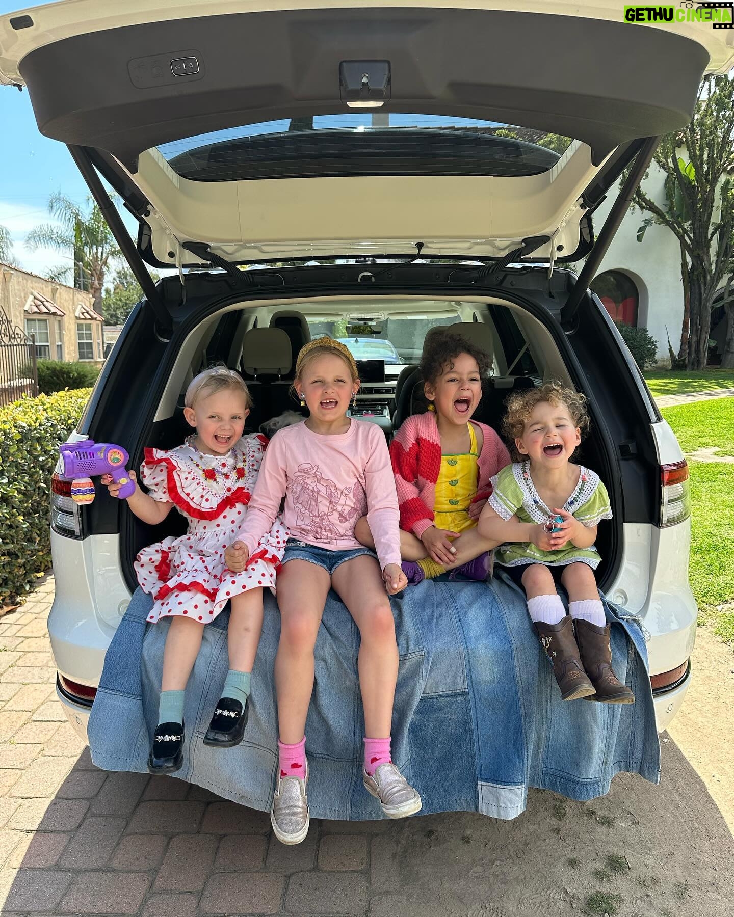 Amber Stevens West Instagram - 🍋 #Ad When life gives you lemons, make lemonade – and when your kids set up a stand, use the spacious @Lincoln Aviator® SUV to elevate the experience! 🚗💨 Making cherished memories and spreading joy in the driveway, one sip at a time. #ThePowerofSanctuary #LincolnAviator 2023 Lincoln Black Label Aviator® model shown with available features. Available at participating Lincoln Black Label Retailers only.