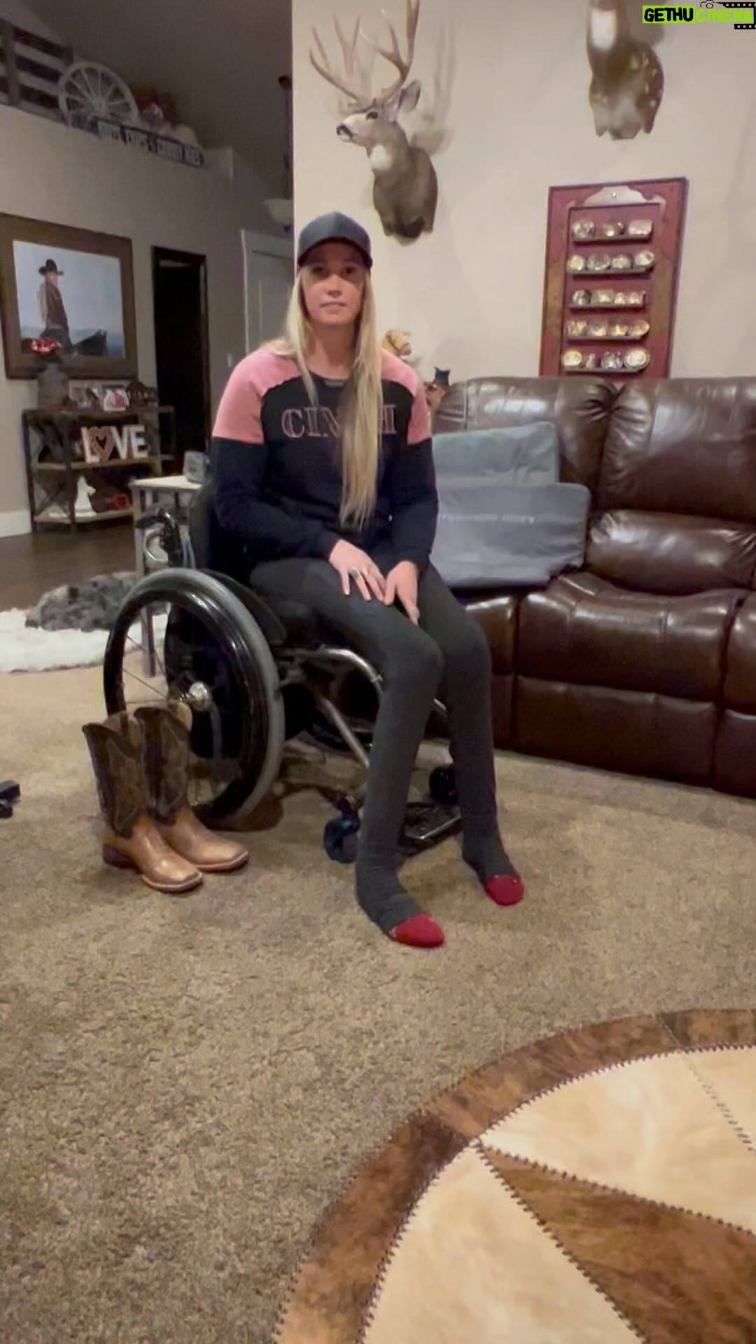 Amberley Snyder Instagram - 🤍 WHEELCHAIR WEDNESDAY - Chair to floor transfer 🤍 #amberleysnyder #walkriderodeo #wheelchairwednesday
