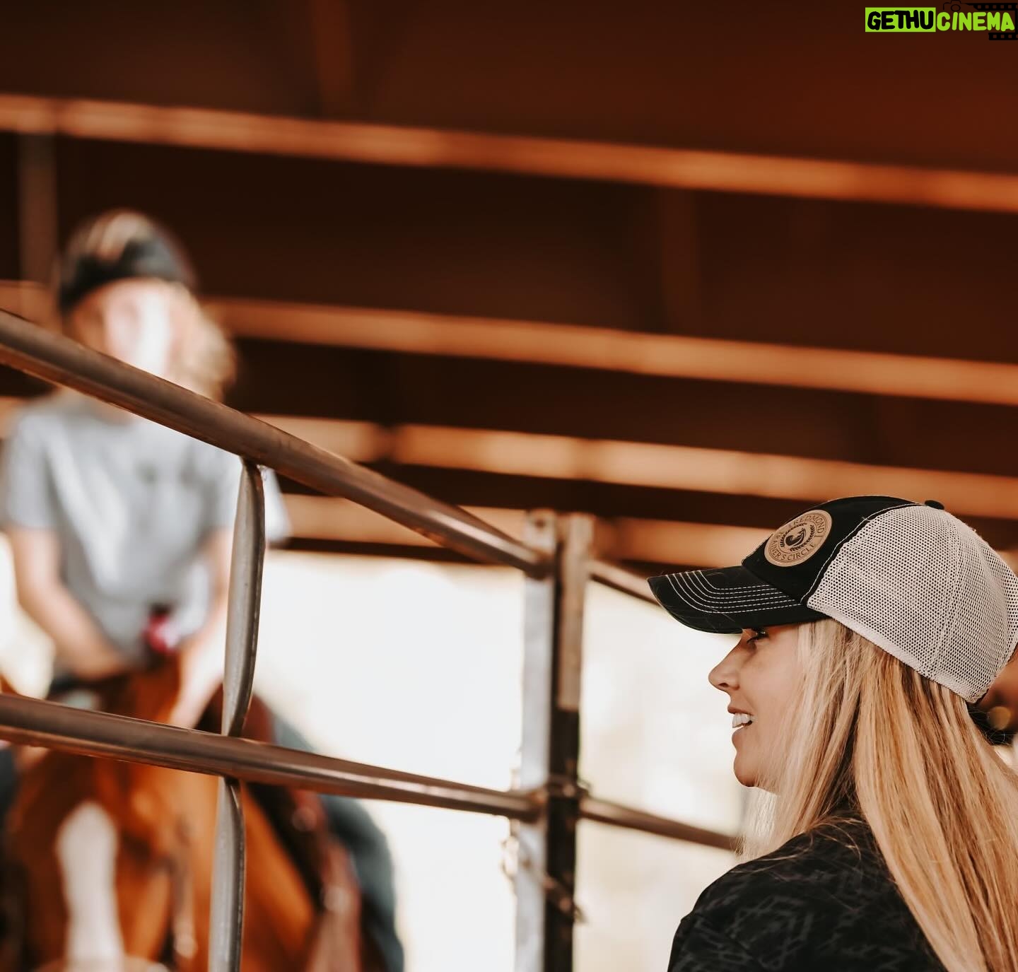 Amberley Snyder Instagram - 🔸 Hilliard Florida Clinic 🐊 They all came to work, learn and become better both in and out of the rodeo arena! Thanks @theranch_attradershill and @relentless_west_photography for setting up and capturing some cool moments! #amberleysnyder #walkriderodeo And thanks to my sponsors for continued support of progress!! ❤️ @purinaperformancehorse ❤️ @cinchjeans ❤️ @redmondequine ❤️ @officialharttrailer ❤️ @signaturequarters ❤️ @_classicequine ❤️ @bemerhorseset ❤️ @summit_animalhealth ❤️ Mccollee land & Livestock ❤️ @farnamhorse / @purishield ❤️ @southvalleyequinehospital ❤️ @americanhatco ❤️ @montana.silversmiths ❤️ @silverliningherbs