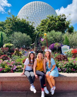 Amberley Snyder Instagram - 🌺 🏰 ⚡️ 

#amberleysnyder #walkriderodeo