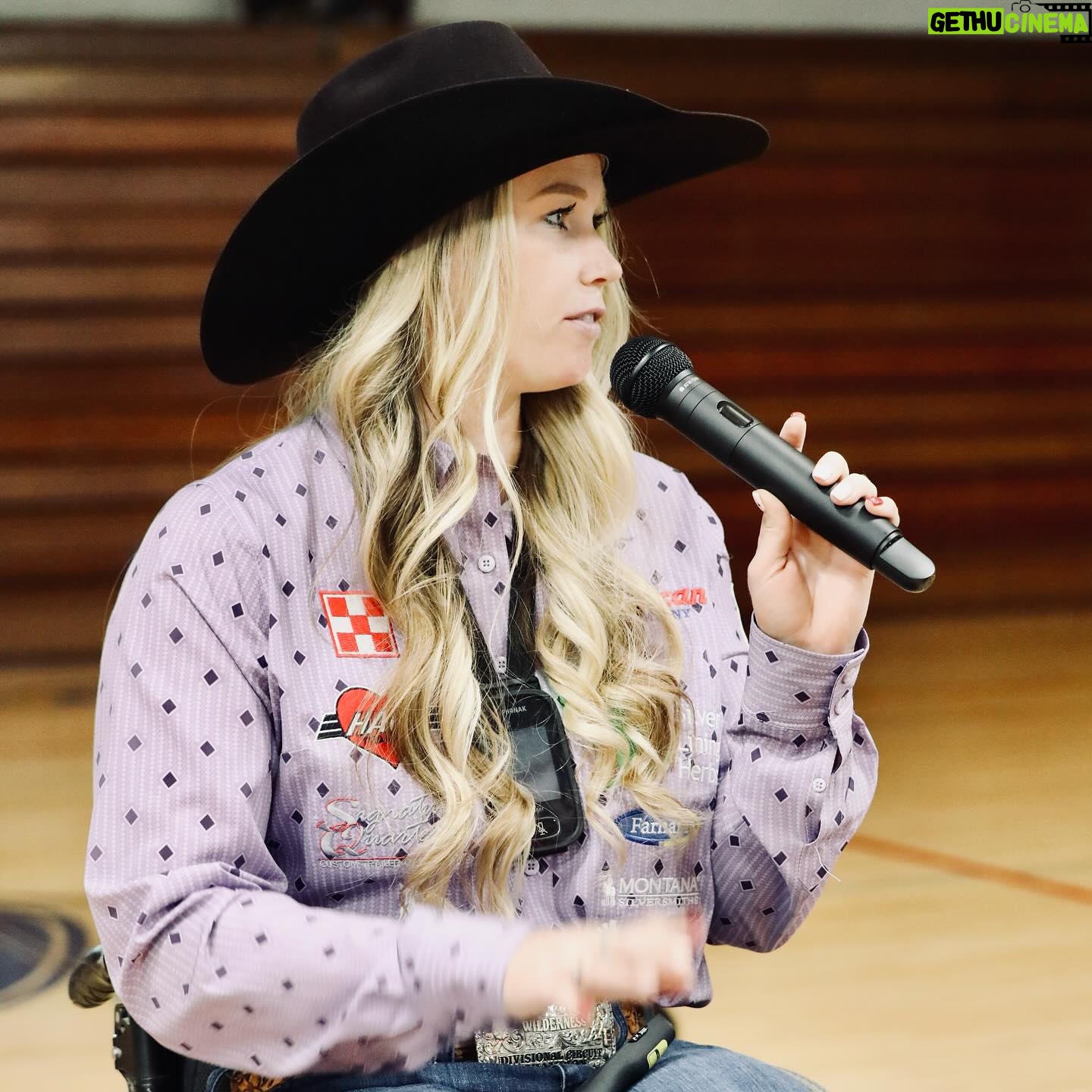 Amberley Snyder Instagram - “You are here to shine your light bright and share your gifts with the world.” 🕯️ I am forever grateful for the opportunity I have to share my challenges in order to give light and hope to others. Just by choosing to see the light, you can bring others up with you! #amberleysnyder #walkriderodeo #motivationalspeaker #keynotespeaker