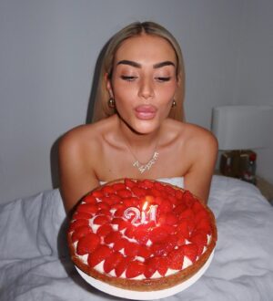Ambre Abadia Instagram -  1 🎂