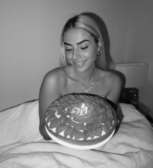 Ambre Abadia Instagram -  1 🎂