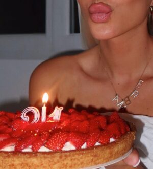 Ambre Abadia Instagram -  1 🎂