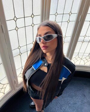 Ambre Abadia Instagram - Comme vous avez pu le voir, cette semaine j’étais à Paris pour le travail, mais plus précisément pour revoir toute mon image sur les réseaux sociaux ✨

Ça commence donc maintenant avec cette nouvelle photo que j’adore 👽

Dites-moi dans les commentaires ce que vous pensez de cet outfit ? 💬💖