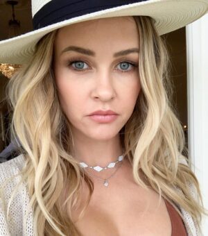 Ambyr Childers Instagram - Hello, darling! 🖤