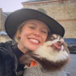 Amelia Eve Instagram – Christmas Kisses in the time of Corona 🥴

• For anyone struggling with the weight of this day.. please be kind to yourself. Today is a day to be grateful for all that we do have, to spread love and joy not only to others but also within yourself 💖 Merry Christmas Beauties! ✨