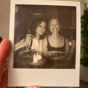 Amelia Eve Instagram - Keeping it 80s with the @polaroid bts 🤘
c/o @netflix