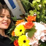 Amelia Eve Instagram - Daaaammn.. my phone has just reminded me that 1 year ago TODAY I wrapped on @thehaunting of Bly Manor 😯 Me oh my, how the world has changed since then. The love and gratitude I feel, however, has not. Wishing you all an abundance of health and happiness ✨ THANK YOU UNIVERSE 🙏🌿