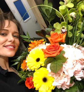 Amelia Eve Instagram - Daaaammn.. my phone has just reminded me that 1 year ago TODAY I wrapped on @thehaunting of Bly Manor 😯 Me oh my, how the world has changed since then. The love and gratitude I feel, however, has not. Wishing you all an abundance of health and happiness ✨ THANK YOU UNIVERSE 🙏🌿