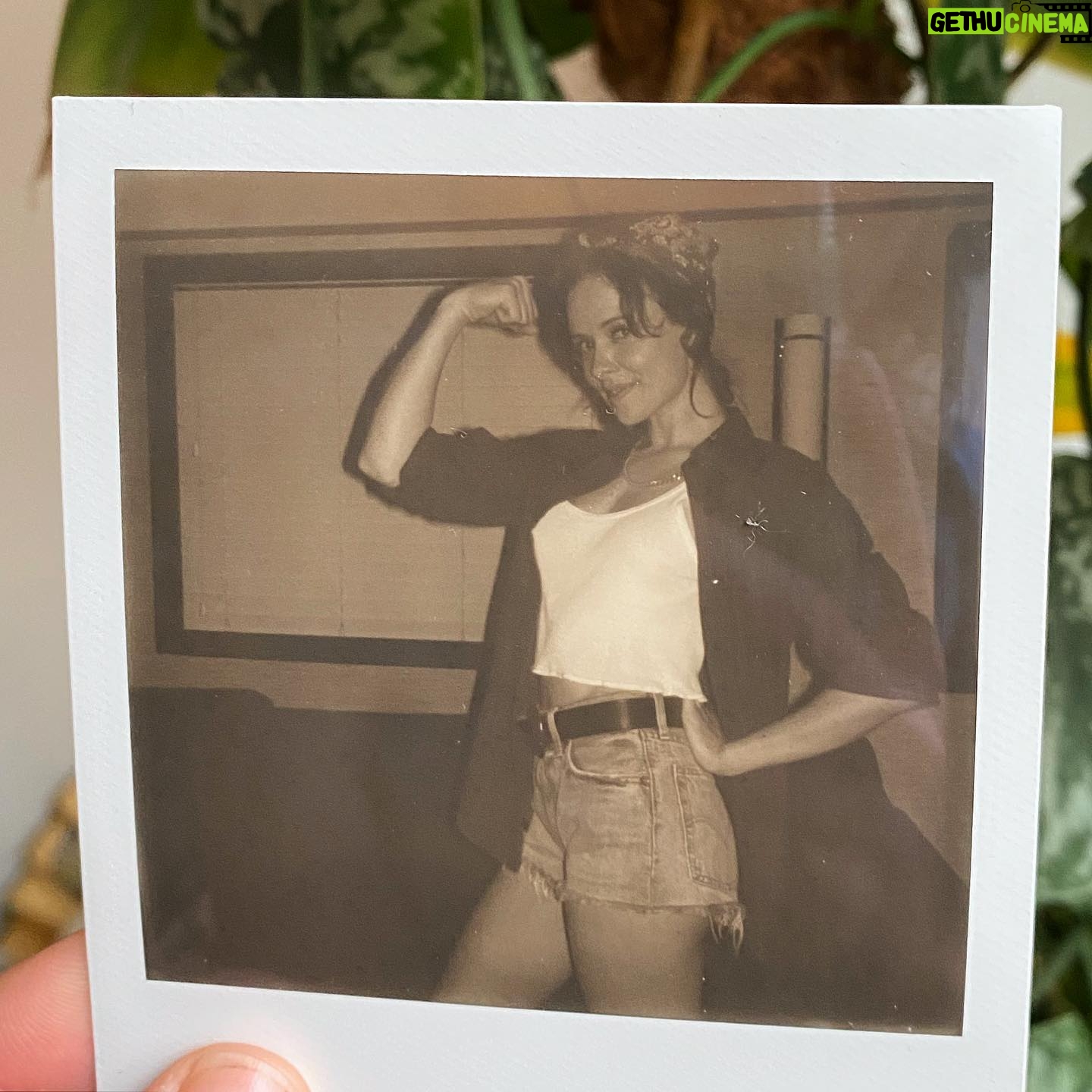 Amelia Eve - 93.1K Likes - Keeping it 80s with the @polaroid bts 🤘
c/o @netflix