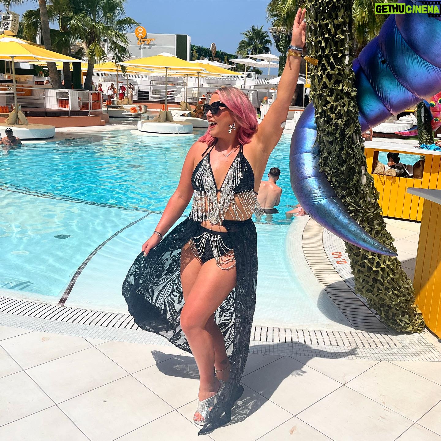 Amelia Lily - 767 Likes - Spreading the sparkle 🪩🪩🪩
