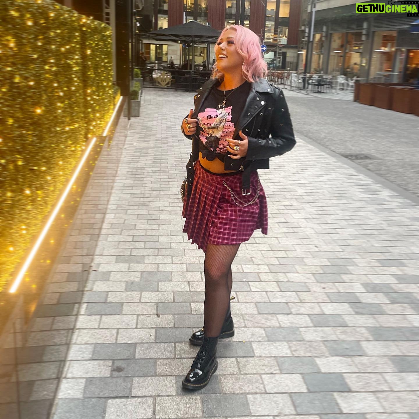 Amelia Lily Instagram - Find me in the city 🖤