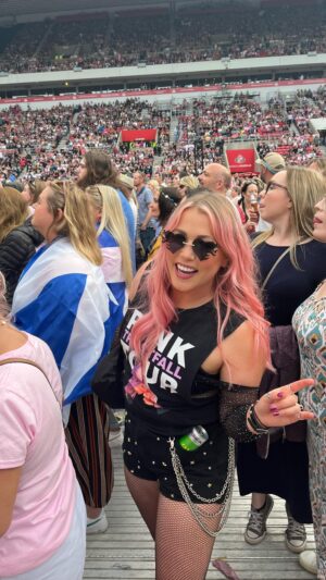 Amelia Lily Instagram - You are the reason I started singing. My idol forever. 

 #pink #stadiumoflight #sunderland #summercarnival #trustfall #tour #europe