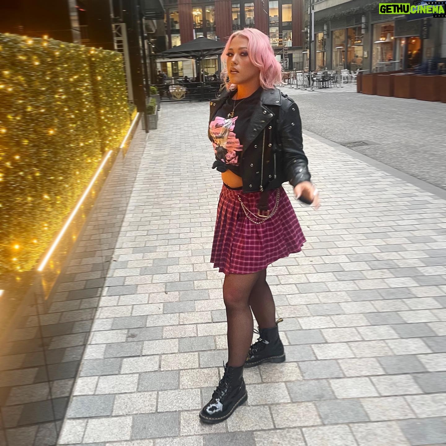 Amelia Lily Instagram - Find me in the city 🖤