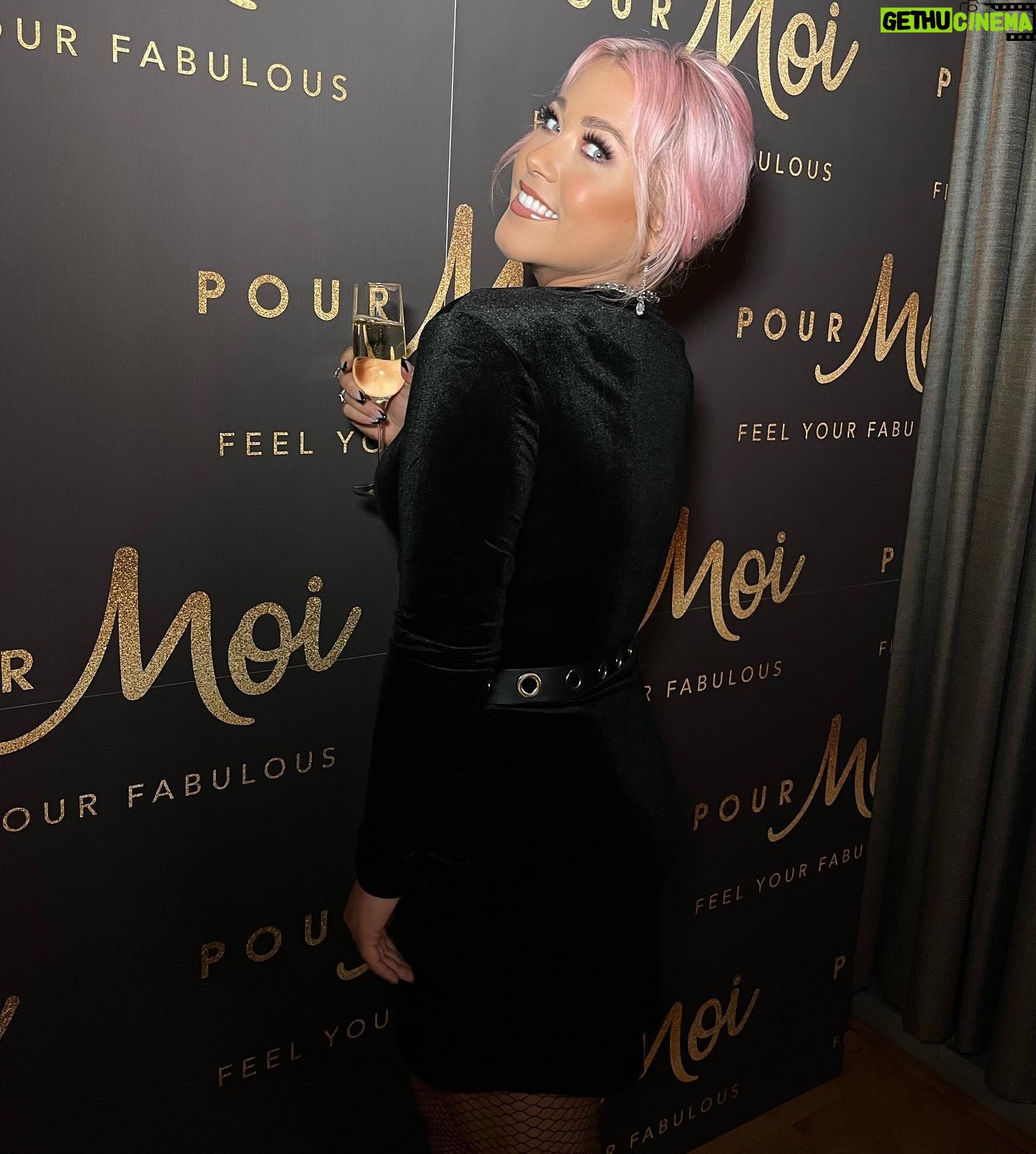 Amelia Lily Instagram - @pourmoiltd Christmas party 💫 #pourmoiloves #ad