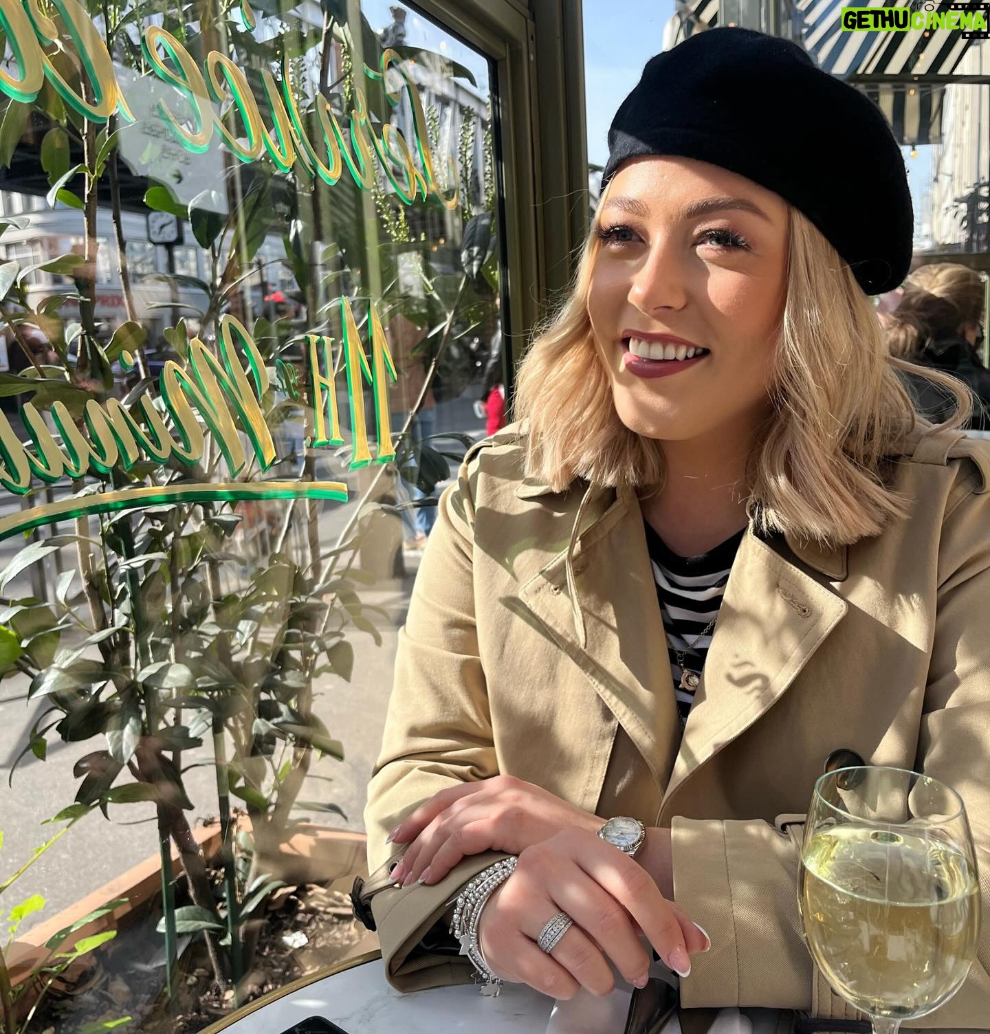 Amelia Lily - 0.9K Likes - Paris 🇫🇷❤️