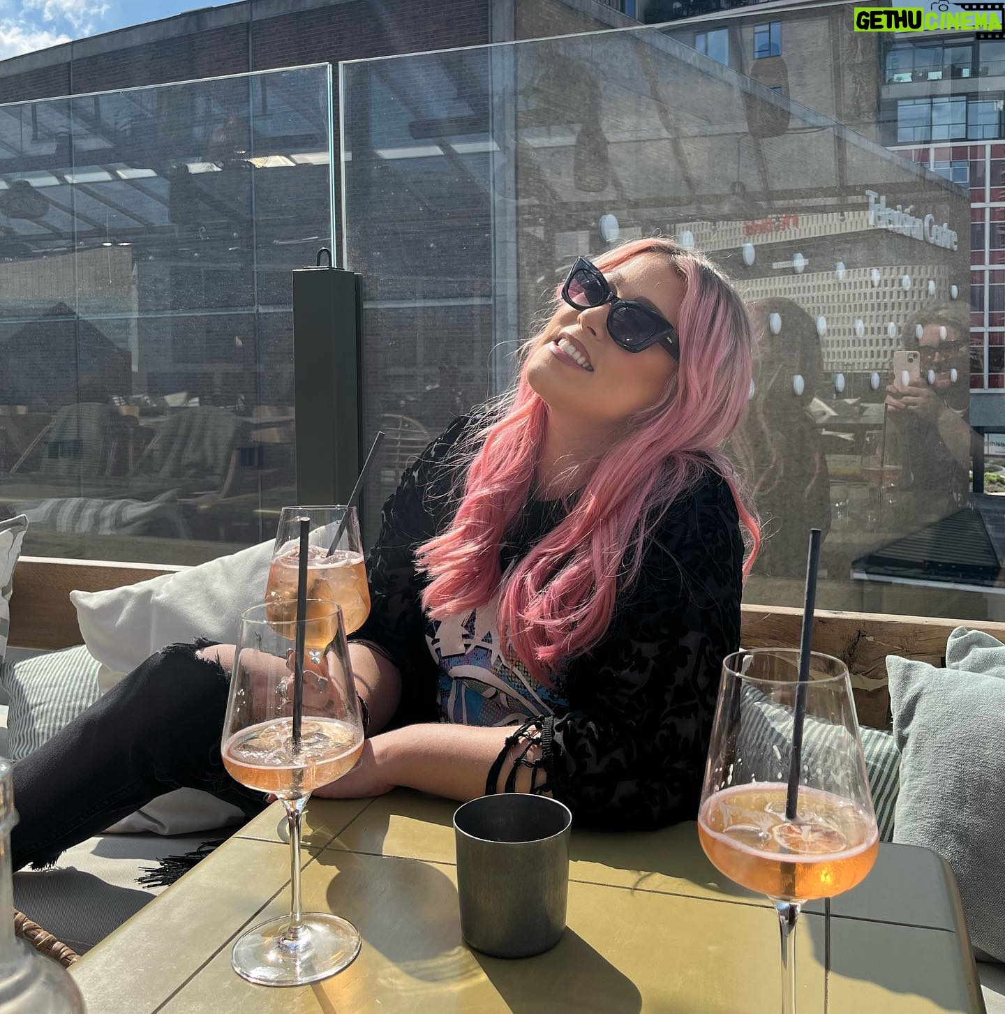 Amelia Lily - 774 Likes - Happiest when the suns out☀️