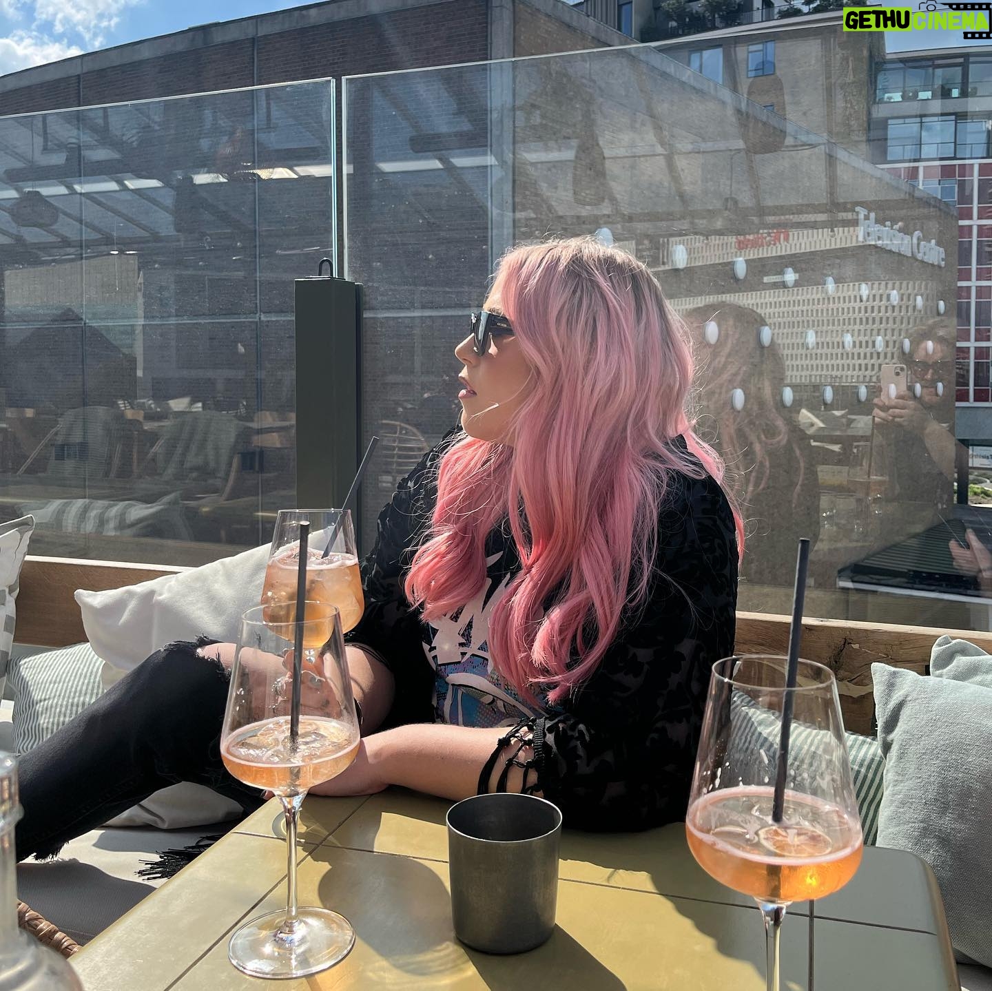 Amelia Lily - 774 Likes - Happiest when the suns out☀️