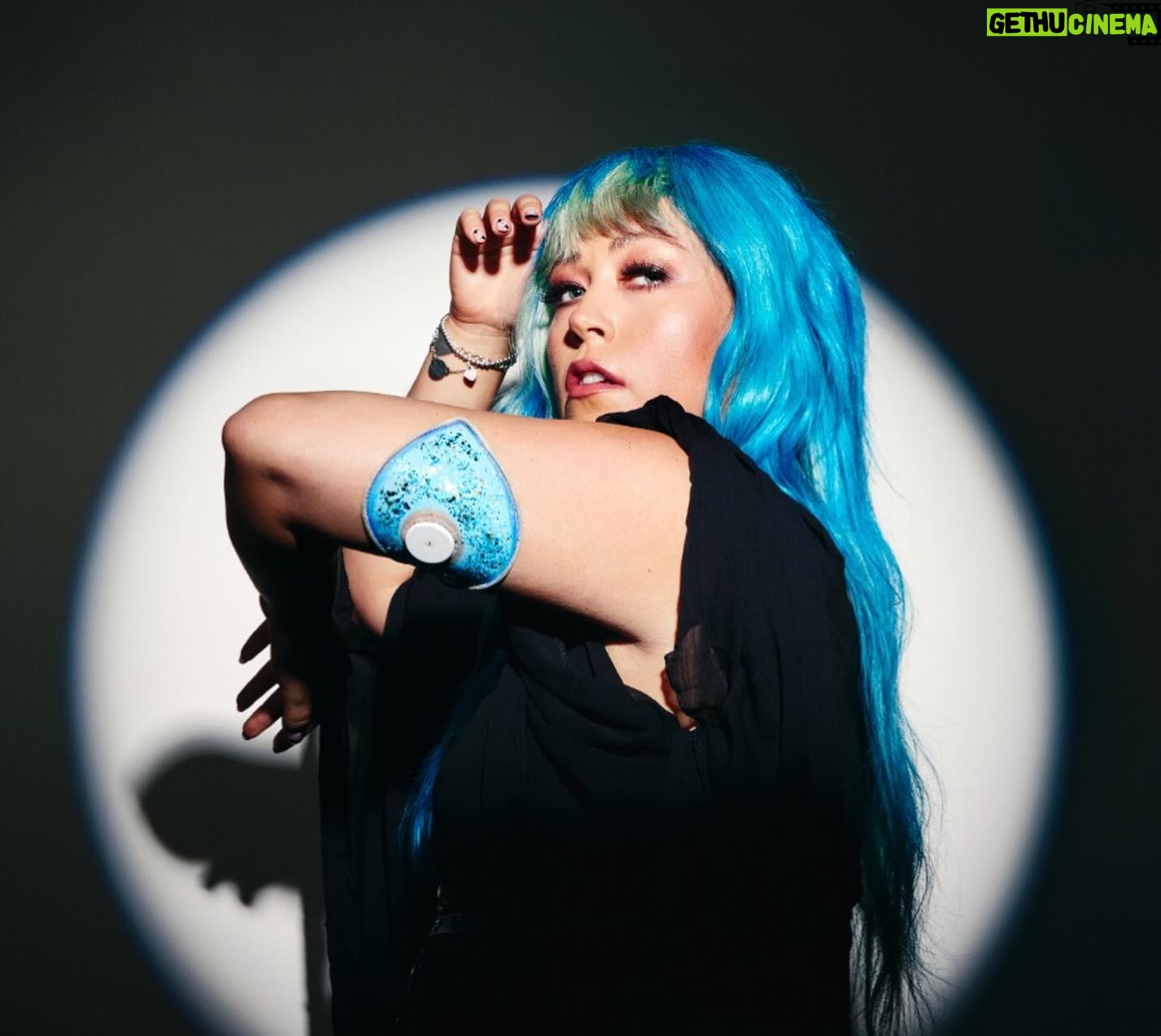 Amelia Lily Instagram - HAPPY HALLOWEEN!! ππ» What a fun shoot this was with my @freestylediabetes fam! I got to dress up as some fun characters and show off my amazing freestyle libre 2 sensor with some awesome make up looks. The whole reason for doing this shoot was to raise awareness for anyone living with type 1 diabetes, to reassure you that you can still have fun and still have those treats! Weβre lucky that we have this piece of technology so that we can monitor our levels continuously and it gives us the guidance to be able to still enjoy ourselves this Halloween. Which is your favourite look?! π #FreestyleLibre #FreestyleLibreSensor #MyTrueType #UK #FreestyleLibreAmbassador