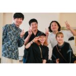Ami Oonuki Instagram - 先日、Chocomooちゃん ( ＠yukachocomoo)と娘小狸と一緒に、かが屋×スクールゾーンの「人肌」という贅沢コラボライブに行って来ました☺️ スクールゾーンはしも( @schoolzonehsm )のストーリーで告知を見た時から「行くしか！！」と思っていたので、行けてほんとに良かったぁ🥰 どちらも好きなわたしには夢のコラボで、交互に繰り広げられるネタと後半のゲームコーナーも、KPOPアイドルのファンミ気分で最高に楽しかった〜！！！！またやってほしい！時間短かった〜！ #puffy #puffyamiyumi #かが屋 #スクールゾーン #人肌 #Chocomoo #チョコちゃんとは飛び込み映画とか #飛び込みお笑いライブをよくします #ほんでゲラゲラ笑ってご飯食べてマッサージ行って解散 #心身ともに健康コース #娘小狸とはしもは #オンラインゲーム仲間だったので #この日はオフ会気分 #どっちのステージも女装が絶えない #俵山くんに至っては女装がデフォイメージ #ウィッグなしの俵山くんは小5の髪型 #楽屋挨拶行ったら #前にチョコちゃんと飛び込み∞ホールで観た #そいつどいつさんいた笑 #写真撮ろーってなったら加賀くんがいなくなって #しばらく待ってたら #奥からどえらい長タマレンズのカメラ持って来て #狭い楽屋の端から撮ってくれた #とてもあたたかみのある素敵な写真撮れたけど #加賀くんがいないという… #そんでみんなではしものiPhoneで撮ってもらったら #すーごいふんわりした写真撮れてた笑 #どっちも良いよねって話！😂 #50歳のピースこれだよw