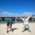 Ami Oonuki Instagram - Bリーグオールスター前夜祭で行った沖縄の思い出は空き時間にドラムのみよちゃんと初詣したことだYO!! 沖縄はほんとに暖かくって、なんならちょっと歩いたら半袖でいい感じだった☺️ みよちゃんはいつ会っても誰に対してもテンションが同じなので、会うと安心して元気がもらえます💪 そしてドラム叩いてる時のみよちゃんは凄まじくカッコイイ🥁こんな女の子なかなかおらんよな🤩 #puffy #puffyamiyumi #drums山口美代子 #美代子のテンション #上がることはあっても下がってるとこ見たことない #あ #あるっちゃあるか #話の合わない人の話聞いてる時 #打っても響かない相手の時 #どうでもいい返事してる #でもビール飲みながらだと #オールオッケー🍺 #海で飲むバナナジュース最高！ #島バナナとミルクたっぷり #そして初詣 #波の上宮 #海の上の神社 #おみくじ引いて #人に任せたらいいみたいなこと言われた #人に助けられて仕事できてるからな #みんなありがとな #ここに来ての急な感謝 #ラップにしたいけどできない描写 #えーとえーと #この後ステーキも食べました #rompusのお帽子暑かった