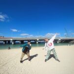Ami Oonuki Instagram - Bリーグオールスター前夜祭で行った沖縄の思い出は空き時間にドラムのみよちゃんと初詣したことだYO!! 沖縄はほんとに暖かくって、なんならちょっと歩いたら半袖でいい感じだった☺️ みよちゃんはいつ会っても誰に対してもテンションが同じなので、会うと安心して元気がもらえます💪 そしてドラム叩いてる時のみよちゃんは凄まじくカッコイイ🥁こんな女の子なかなかおらんよな🤩 #puffy #puffyamiyumi #drums山口美代子 #美代子のテンション #上がることはあっても下がってるとこ見たことない #あ #あるっちゃあるか #話の合わない人の話聞いてる時 #打っても響かない相手の時 #どうでもいい返事してる #でもビール飲みながらだと #オールオッケー🍺 #海で飲むバナナジュース最高！ #島バナナとミルクたっぷり #そして初詣 #波の上宮 #海の上の神社 #おみくじ引いて #人に任せたらいいみたいなこと言われた #人に助けられて仕事できてるからな #みんなありがとな #ここに来ての急な感謝 #ラップにしたいけどできない描写 #えーとえーと #この後ステーキも食べました #rompusのお帽子暑かった