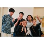 Ami Oonuki Instagram - 先日、Chocomooちゃん ( ＠yukachocomoo)と娘小狸と一緒に、かが屋×スクールゾーンの「人肌」という贅沢コラボライブに行って来ました☺️ スクールゾーンはしも( @schoolzonehsm )のストーリーで告知を見た時から「行くしか！！」と思っていたので、行けてほんとに良かったぁ🥰 どちらも好きなわたしには夢のコラボで、交互に繰り広げられるネタと後半のゲームコーナーも、KPOPアイドルのファンミ気分で最高に楽しかった〜！！！！またやってほしい！時間短かった〜！ #puffy #puffyamiyumi #かが屋 #スクールゾーン #人肌 #Chocomoo #チョコちゃんとは飛び込み映画とか #飛び込みお笑いライブをよくします #ほんでゲラゲラ笑ってご飯食べてマッサージ行って解散 #心身ともに健康コース #娘小狸とはしもは #オンラインゲーム仲間だったので #この日はオフ会気分 #どっちのステージも女装が絶えない #俵山くんに至っては女装がデフォイメージ #ウィッグなしの俵山くんは小5の髪型 #楽屋挨拶行ったら #前にチョコちゃんと飛び込み∞ホールで観た #そいつどいつさんいた笑 #写真撮ろーってなったら加賀くんがいなくなって #しばらく待ってたら #奥からどえらい長タマレンズのカメラ持って来て #狭い楽屋の端から撮ってくれた #とてもあたたかみのある素敵な写真撮れたけど #加賀くんがいないという… #そんでみんなではしものiPhoneで撮ってもらったら #すーごいふんわりした写真撮れてた笑 #どっちも良いよねって話！😂 #50歳のピースこれだよw