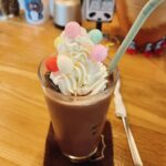 Ami Oonuki Instagram - どうしてもまあちゃんのうどんが食べたくて、夢眠書店にてダラダラしちゃった…🫶 おうどんは初めての豚肉あんかけ生姜うどん❤️ これに仏様のお供えサイズのカレーとアイスココアでキメ☺️ そして別日はネギ入りとろろ焼きとホタルイカとマッシュルームのガーリックソテー(だったっけ？微妙に違う名前の気がする)でもキメ😎 #夢眠書店 #まあちゃんのうどん #まあちゃんのごはん #うどん屋まあちゃん #かつてそう言われた次女まあちゃん #長女贔屓の次女まあちゃん #ラッコが好きなまあちゃん🦦 #まあちゃんは美味しいものを作ってくれるし #シェアもしてくれる #お土産にも持たせてくれる #この日は黒糖シナモンこつぶっこ #ふきのとうみそおにぎりの日もあった #全部美味しかった #ねむちゃんからは雷鳥の里ももらった #総じて我ら夢眠三姉妹 #美味しいものが好き #亜美のネイルが伸び伸びになってるけど #ビヨンセになる夢を諦めきれない証 #このままいったろ #ミホちゃんのネイル全然取れない！