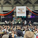 Ami Oonuki Instagram - 先日、大阪の服部緑地野外音楽堂で行われた MEETS THE REGGAEに初めてお呼ばれしてきました！みなさんとても暖かく、というかアツく迎えていただき、2曲という短い時間でしたがめちゃ楽しいひとときでした‼️☺️ お誘いいただいた BAGDAD CAFE THE trench townのみなさん、ありがとうございました！！！みなさん本当にやさしくて不安が消えました☺️ #puffy #puffyamiyumi #MEETSTHEREGGAE #15thanniversary #bagdadcafethetrenchtown #楽しい雰囲気伝わるよな #2曲だけなのに #28年もやってるのに #あんな失態をお見せして #大変申し訳なくごめんちゃい #すみませんでしたぁあああ！！！ #愛のしるし #渚にまつわるエトセトラ #この2曲を #bagdadcafethetrenchtownのみなさんが #レゲエアレンジしてくれました #とても素敵だった🥰 #レゲエ畑出身てことが隠しきれないアミユミが出たよね #でもDJでやついさんがいて妙に安心したw #場所も良かったなあ #15周年おめでとうございました㊗️ #最後の写真は #SKRYUが観たすぎてコッソリ隙間から覗くアミ #外で観たかったよう