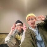 Ami Oonuki Instagram - いつも何かしらのリンクコーデに偶然なっちゃうでお馴染みのアミユミは、仕事納めのこの日に限って何にもなくて(ニット帽は冬の定番)、残念だなぁーって思ってたら、なんと同じ眼鏡だった👓 さぁさ、2024年の幕開けで御座います。昨年中はPUFFYに関わっていただいた全ての皆様、ありがとう御座いました。メンバー、スタッフのみんな色々とお世話になりました。2023年は亜美の日常生活50周年ということもあり、記念公演やら何やらわがまま言わせてもらってマジ超感謝⭐︎ (しかしわたしの気持ちはもう由美50に向いてる) 大変なことも悲しいことも散々あったけど、楽しいことも沢山だった。とりあえずヨシ。今年もよろしくお願いします。 #puffy #puffyamiyumi #2024 #リンクコーデ #同じ眼鏡 #来年も由美ちゃんといっぱい遊べますように #まずは沖縄Bリーグオールスター戦前夜祭 #応援してくれよな