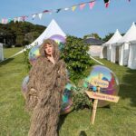 Ami Oonuki Instagram - 昨日はSAGA県唐津のKaratsu Seaside Camp 2024 Festival (2024の位置合ってる…？) に出演させていただきました！毎年出させていただいてるので去年のギリースーツも記憶に新しいと思いますが、今年はギリースーツを新調致しまして砂漠に対応できるデザートカモにしてみました。Seasideということで砂浜に擬態できればと思います。今年も観てくれた皆さんありがとう！！楽しかった☺️☺️☺️ #puffy #puffyamiyumi #karatsuseasidecamp2024festival #ギリースーツの女 #去年は森に溶け込み #今年は浜に溶け込む #森の中のステージの床と同じ色だったよね #こんなにおめかししたのに #バンドメンバーと撮るん忘れた #これ全部由美ちゃん撮ってくれたんだけど #ワンチャン装苑の表紙とか #アリなのでは…？🤔 #由美ちゃんが自分の影を消しといてと言ってたんだけど #消さないよね #由美の爪痕 #ギリースーツは冬暖かく夏も暖かいよ #体型のコンプレックスも隠してくれるし #めちゃオススメ！ #素材によっては #ささくれやマツエクに引っ掛かって激痛だから #注意してくれよな！ #まずは毛をほぐす作業から #ほんとは顔も出したくなかったよー #添えた手の意味😂 #photoby由美浦憲治
